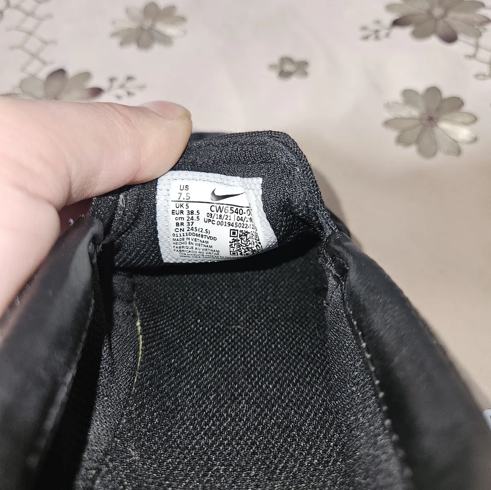 NWOB  Nike Black and White Espadrilles - Picture 6 of 6